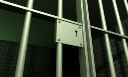 Ex oficial de prisiones de Alabama acusado de contrabando de artículos prohibidos