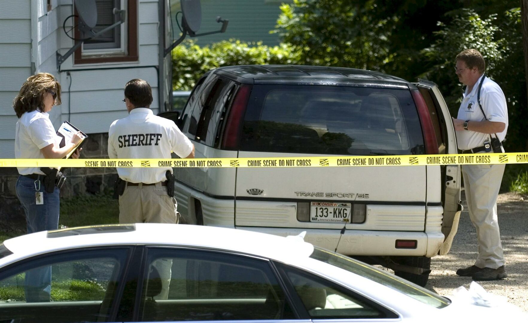 Hombre asesina a tiros a tres mujeres y a menor de edad en una casa de EEUU