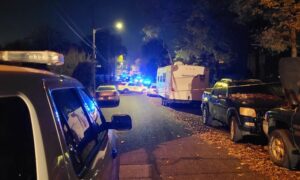 Hombre encontrado muerto a tiros; niña herida dentro de un automóvil en Birmingham