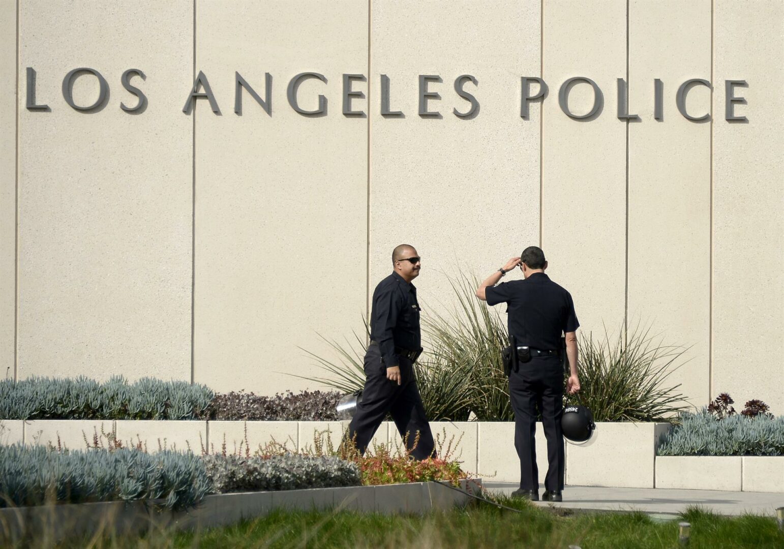 Los Ángeles pagará 8 millones a familia de joven latino muerto por policía