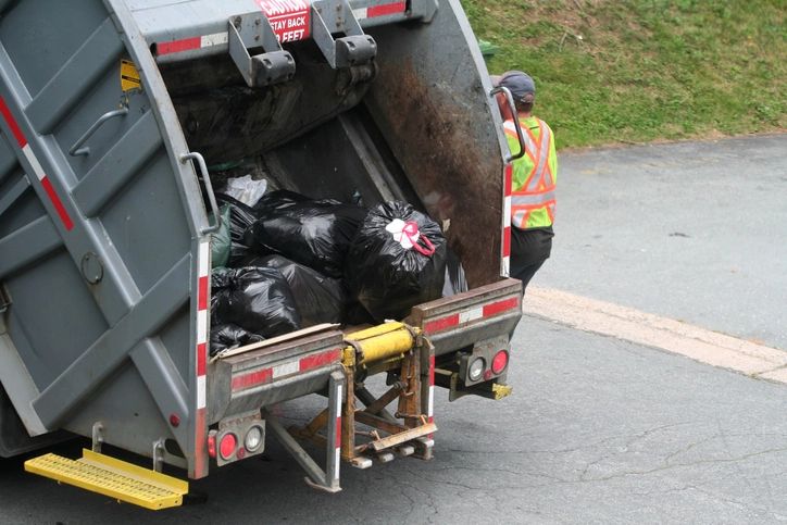 Conductor de camión de basura salva a hombre de morir aplastado en el norte de Alabama