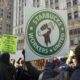Empleados de Starbucks en EEUU celebran primer aniversario de lucha sindical