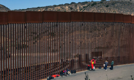 Muere migrante al caer con su hijo del muro fronterizo en California