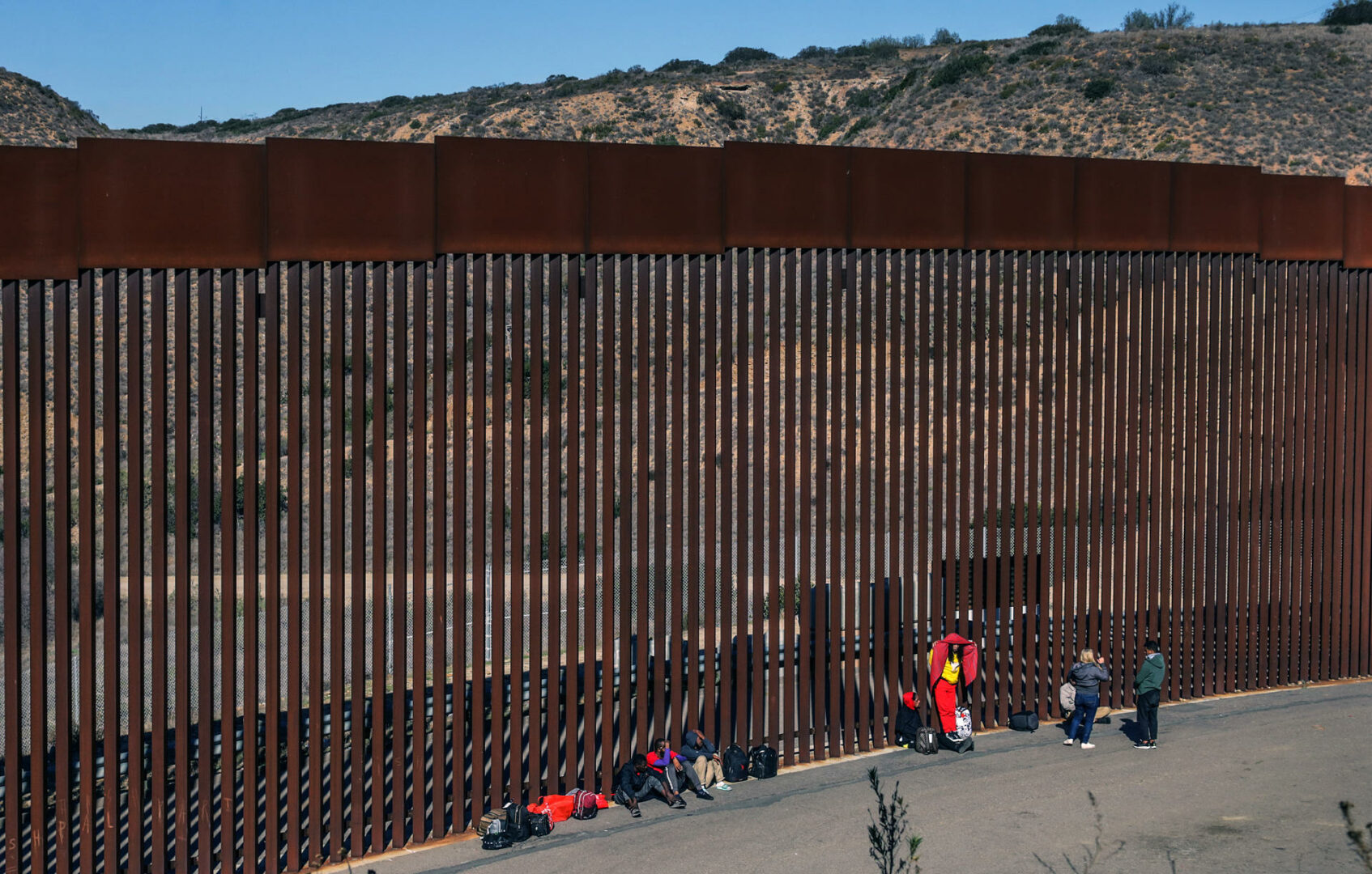 Muere migrante al caer con su hijo del muro fronterizo en California