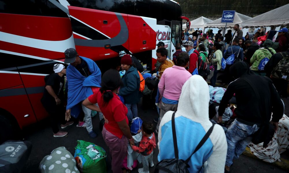 Retornan a Venezuela desde Panamá 145 migrantes y cierran un refugio temporal