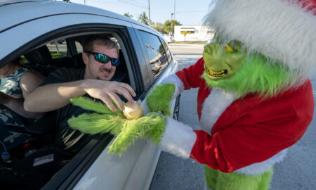 Un duende navideño cambia las multas de tráfico por cebollas en Florida
