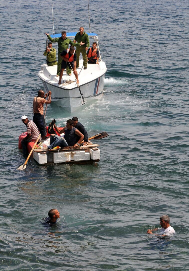Detienen a otros 15 balseros cubanos en los Cayos de Florida