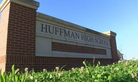 Entrenadora de baloncesto femenino de Huffman HS se derrumba durante el juego del sábado