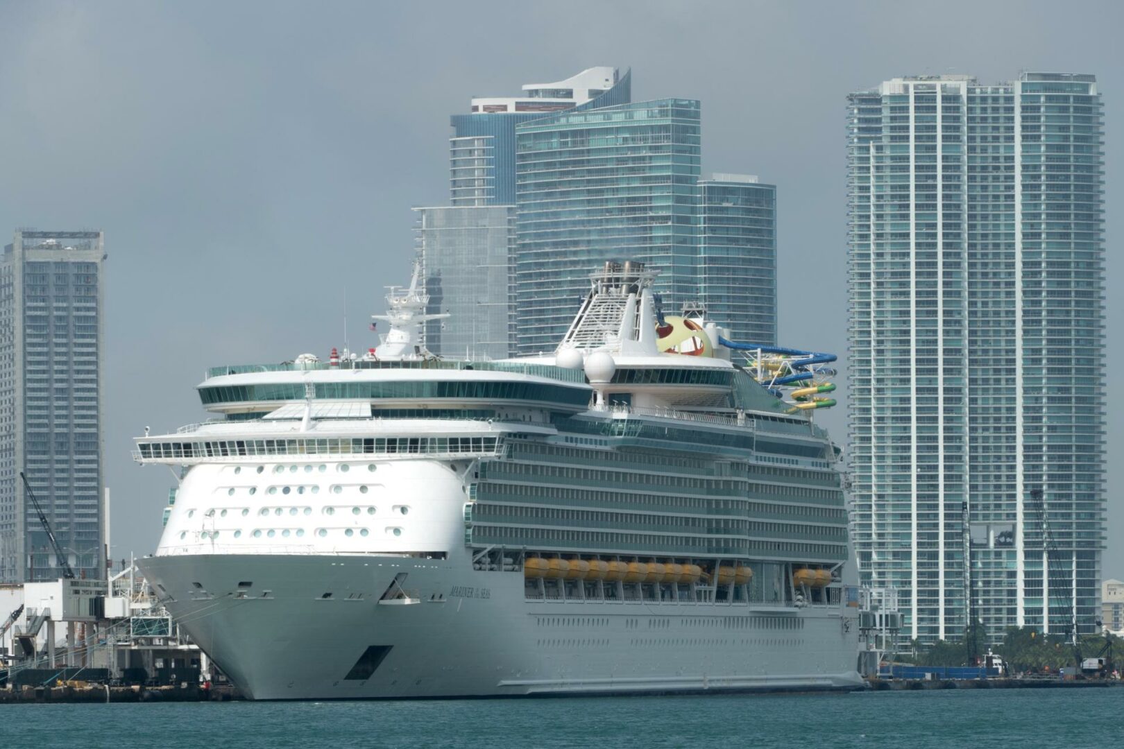 Un crucero de Royal Caribbean rescata a 17 cubanos varados en el mar