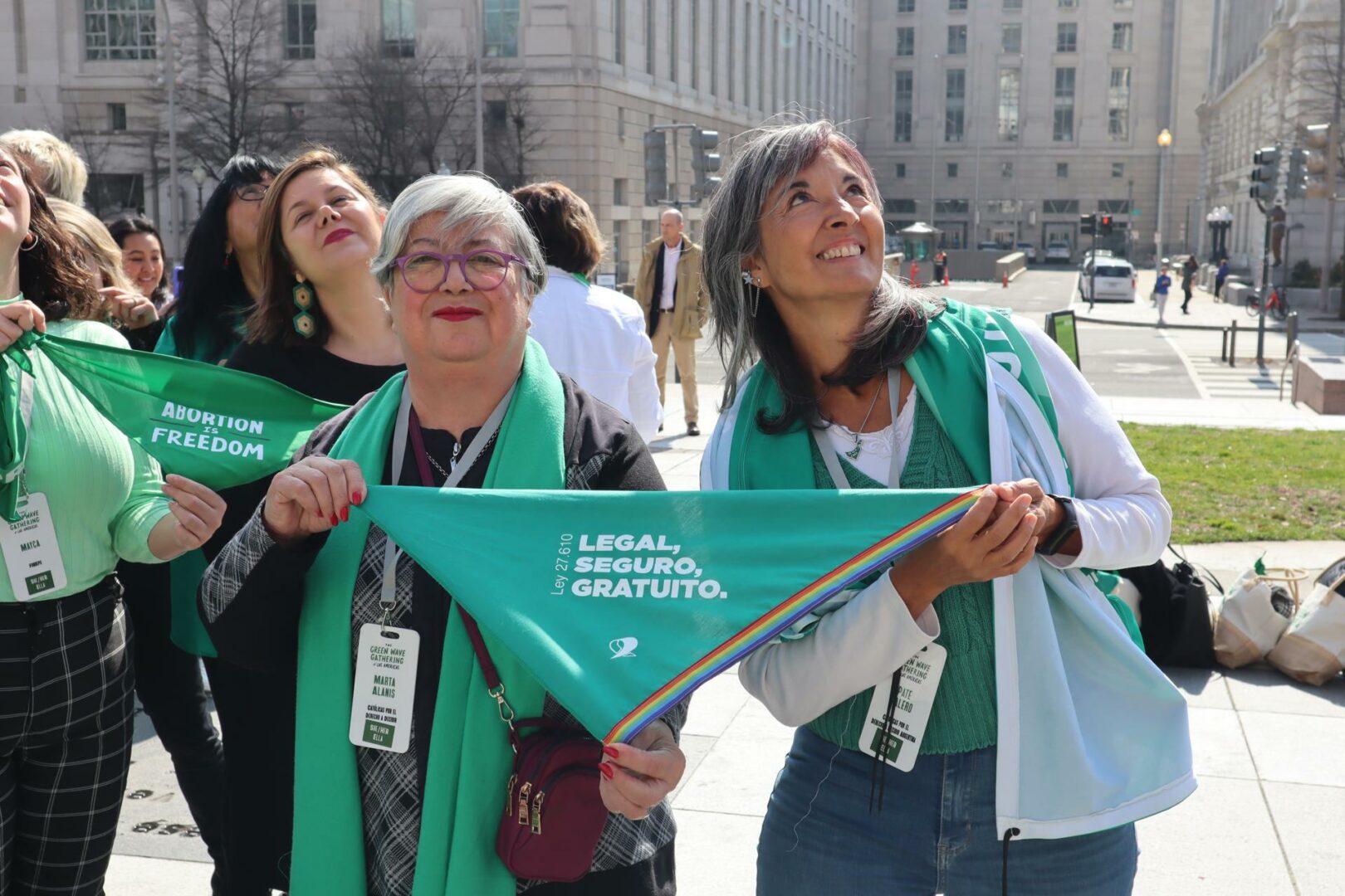 Activistas latinoamericanas buscan llevar una “ola verde” del aborto a EEUU