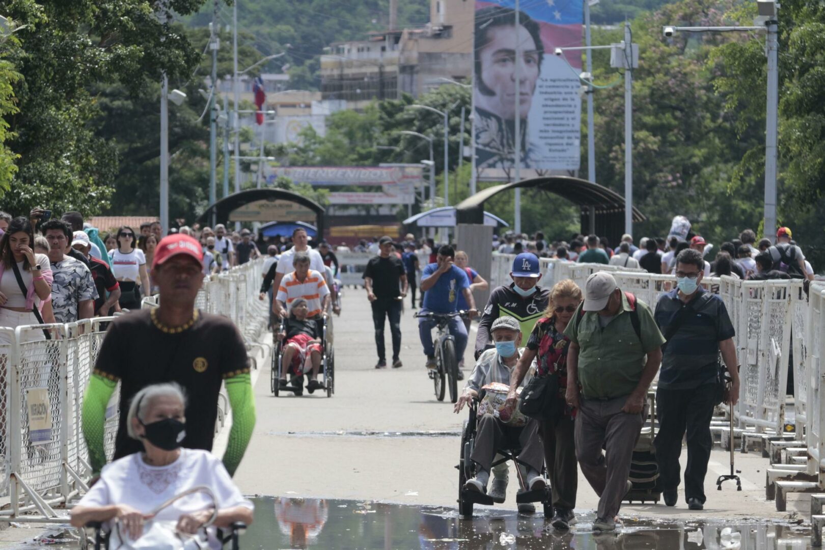 Hondureños y colombianos, los latinoamericanos con más intención de emigrar