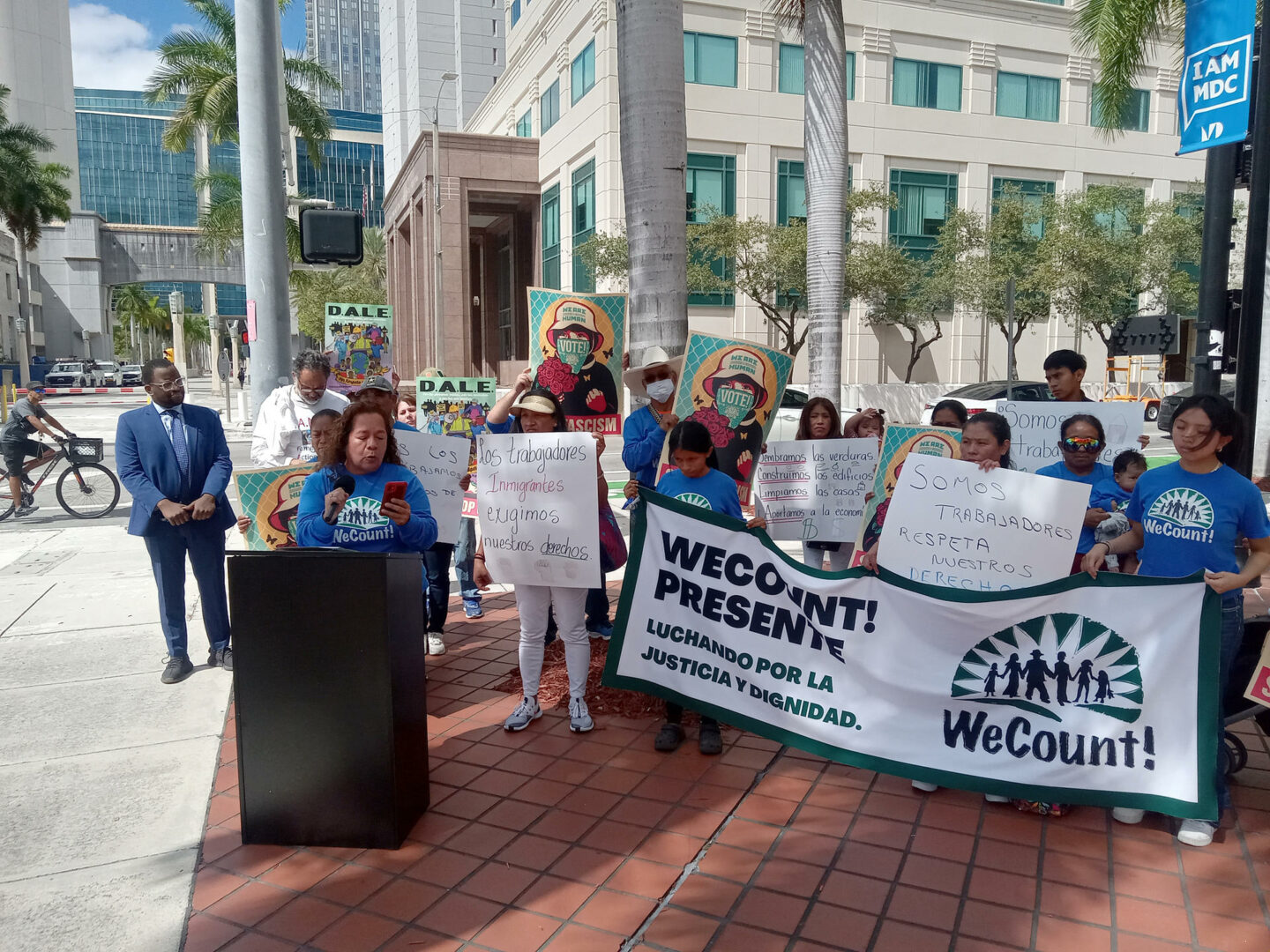 Denuncian el uso político de los inmigrantes por DeSantis en Florida