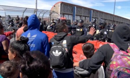 Un grupo de inmigrantes del lado mexicano de la frontera intentó cruzar por el puente internacional Paso Del Norte