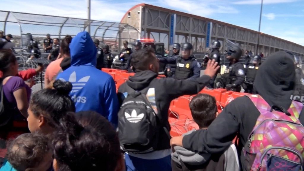Un grupo de inmigrantes del lado mexicano de la frontera intentó cruzar por el puente internacional Paso Del Norte