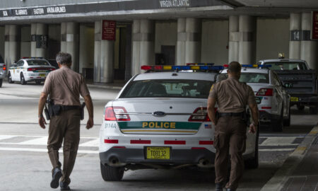 Empleado del aeropuerto de Miami acusado por robar 1,2 millones en celulares