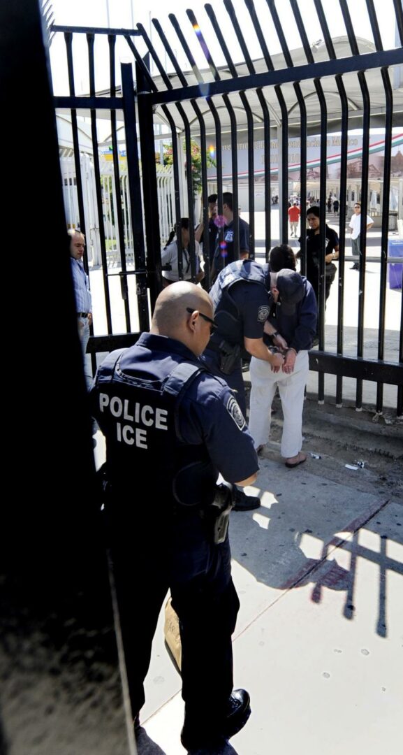 ICE detiene a 220 inmigrantes con antecedentes penales en operativo nacional