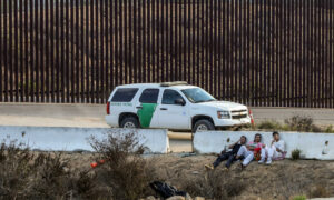 Patrulla detiene a grandes grupos con 290 migrantes en frontera de California