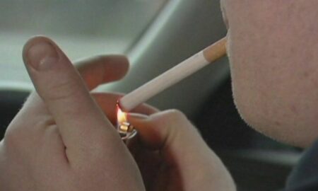 Legisladores de Alabama aprueban proyecto de ley para prohibir fumar y vapear dentro de un automóvil con niños