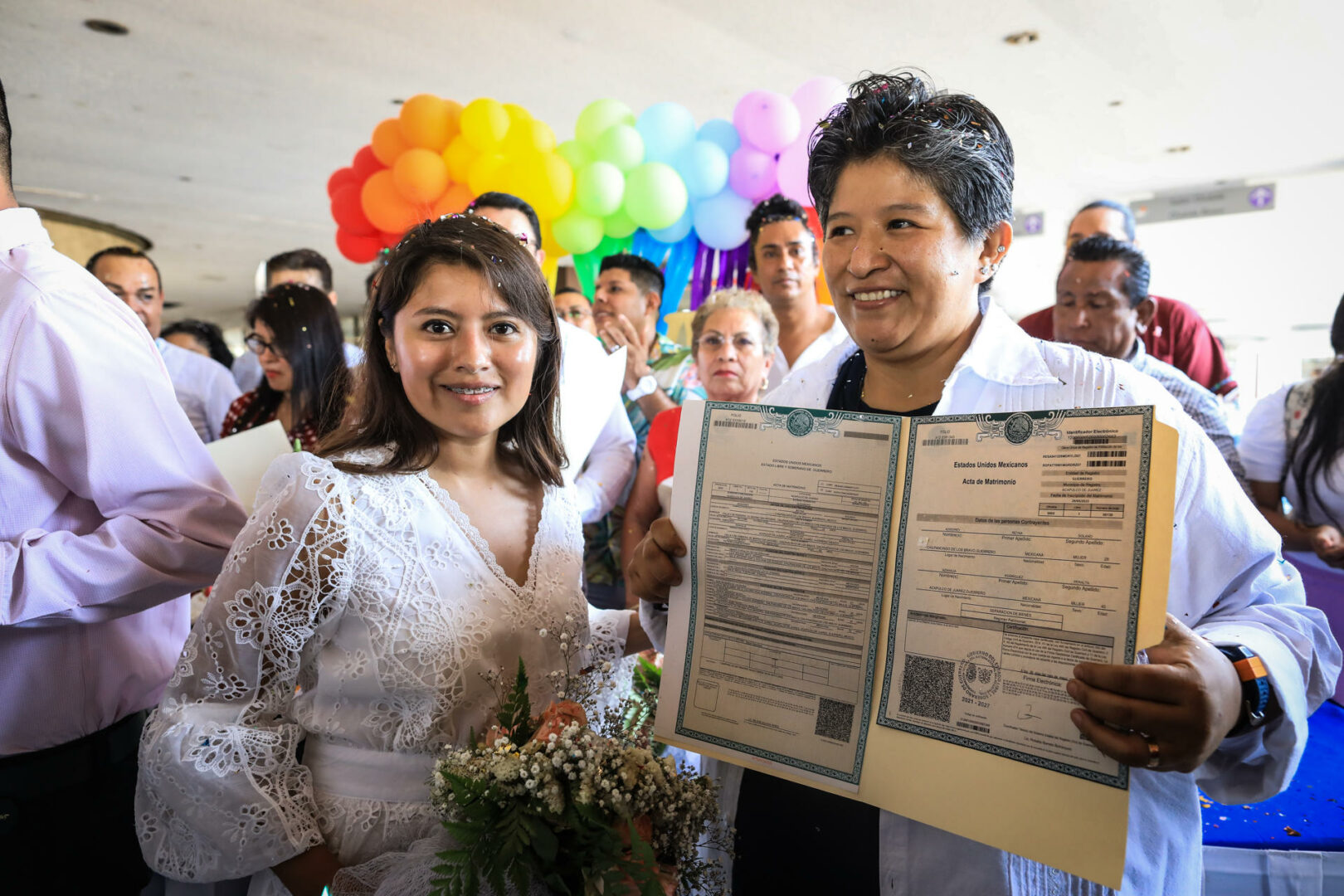 Decenas de parejas del mismo sexo celebran por primera vez bodas en sur de México