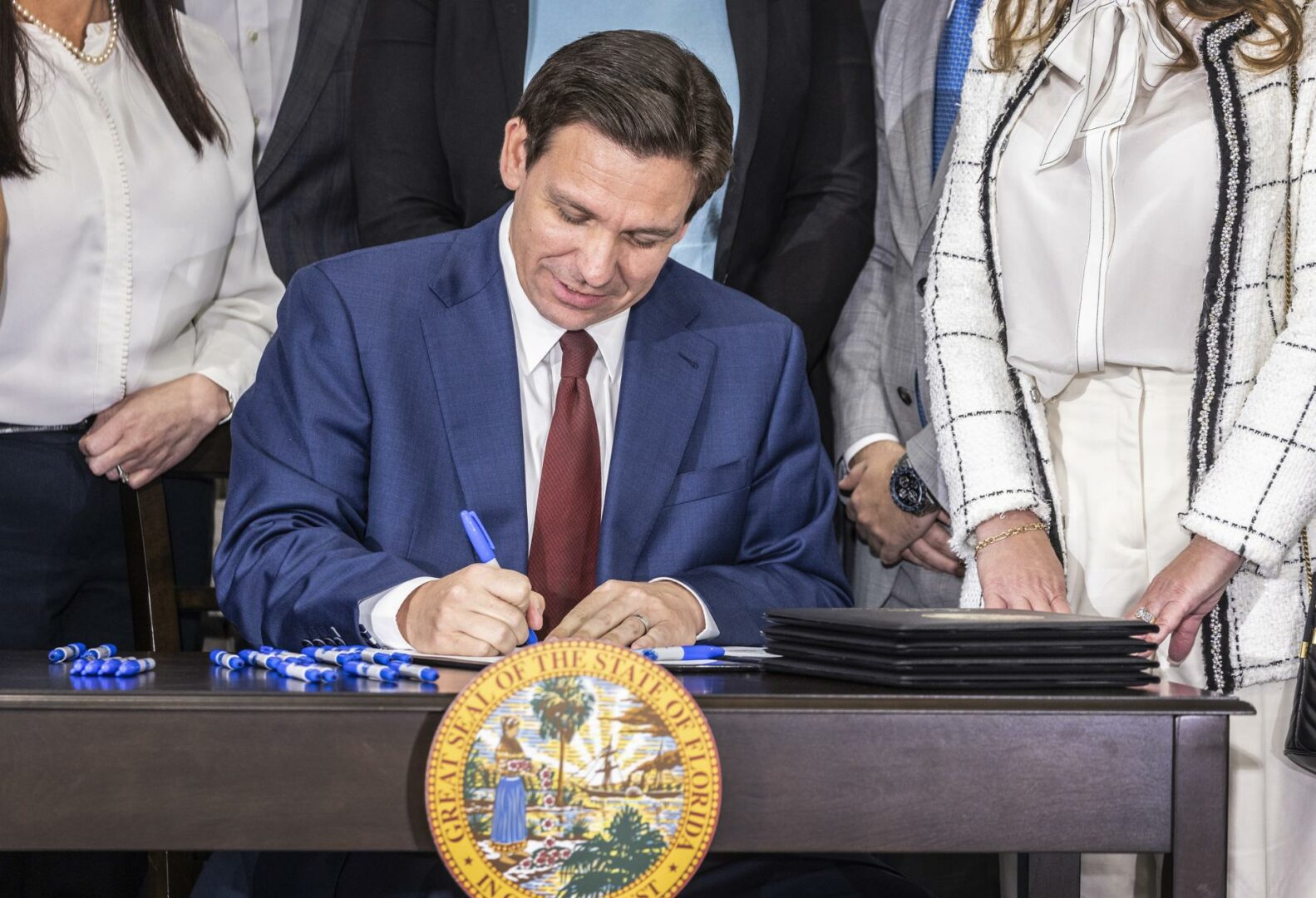 DeSantis firma ley que dificulta el establecimiento de inmigrantes en Florida