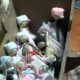 Madre del condado de Shelby ayuda a mamá en Ucrania vendiendo muñecas