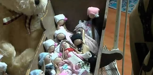 Madre del condado de Shelby ayuda a mamá en Ucrania vendiendo muñecas