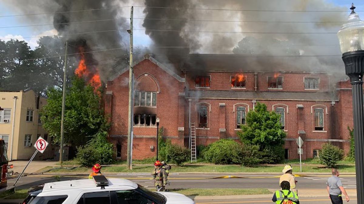 Cuerpo de bomberos lucha contra el incendio de la iglesia en el vecindario de Ensley de Birmingham