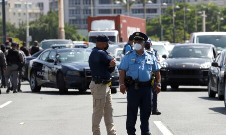 Mujer en Puerto Rico llega a un cuartel de la Policía con el cuerpo de otra mujer
