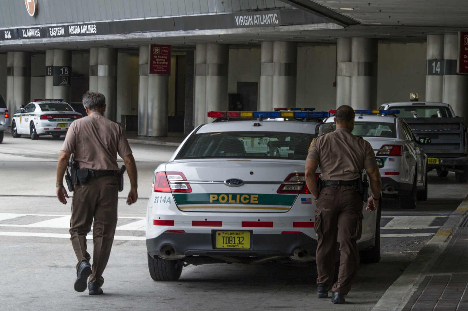 Arrestan a tres agentes de la TSA por robar a pasajeros en el aeropuerto de Miami