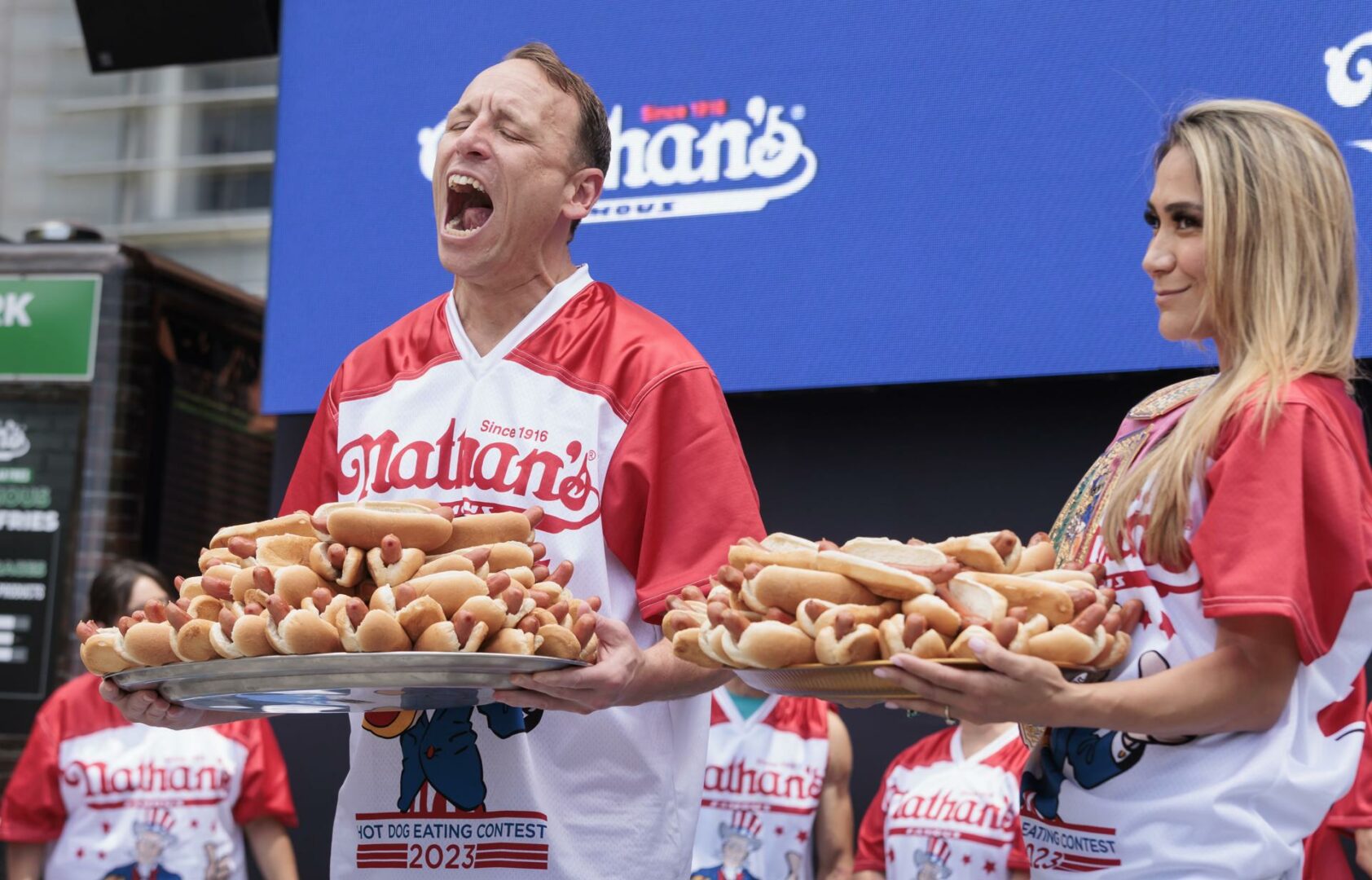 El rey del “hot dog” se corona de nuevo en el concurso de tragones de Nueva York