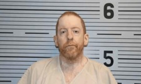 Hombre de Alabama acusado del asesinato de su padre, busca un examen mental