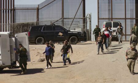 Las autoridades en EEUU violan los derechos de los migrantes con impunidad, según informe