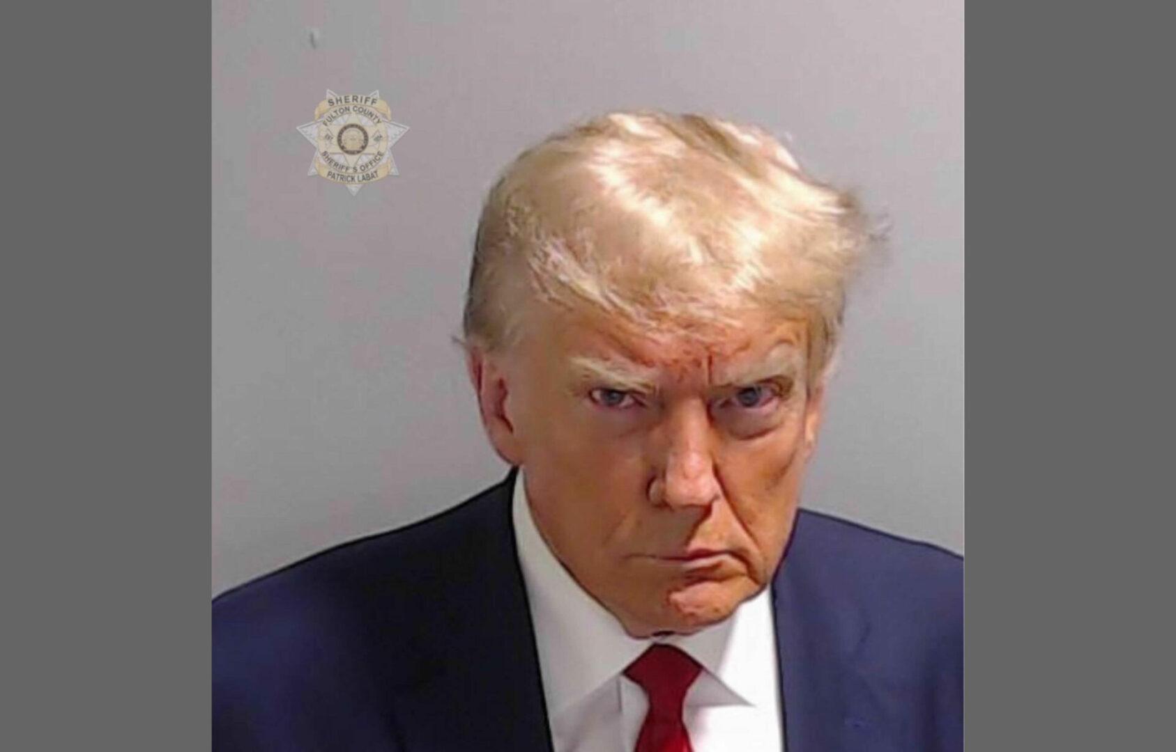 Trump, desafiante y con el ceño fruncido en su primera foto policial