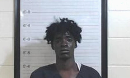 Hombre de Florida arrestado en Alabama después de hacerse pasar por un estudiante en un autobús escolar