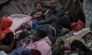 Desalojan migrantes de la frontera de San Diego a campo a la intemperie cerca del desierto