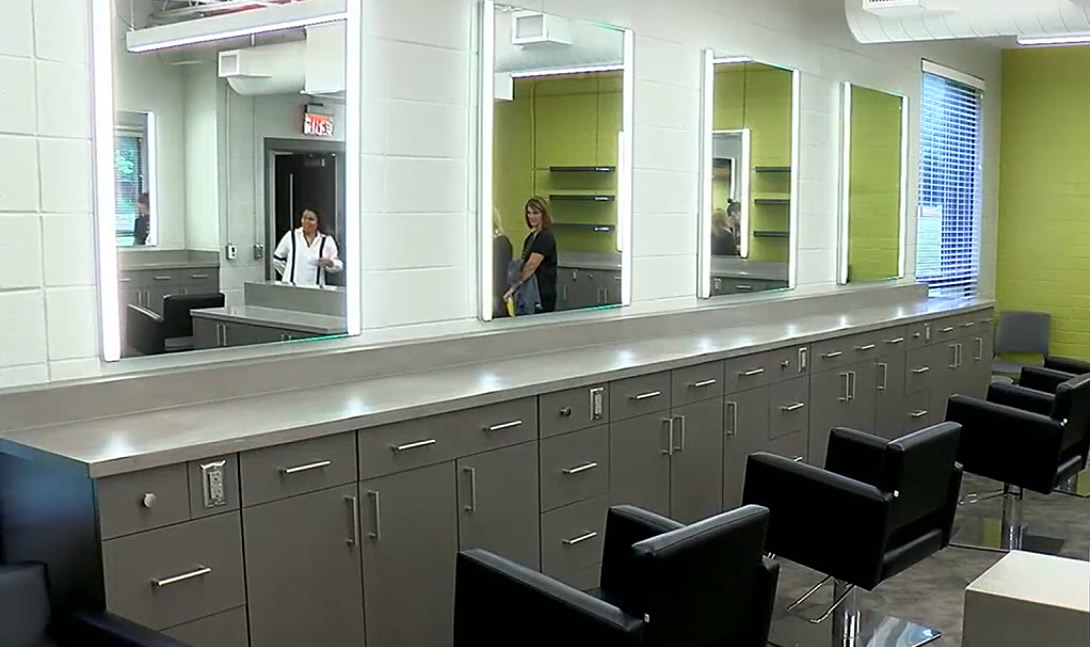 Escuelas de la ciudad de Hoover abren una nueva academia RC3 para cosmetología y barbería