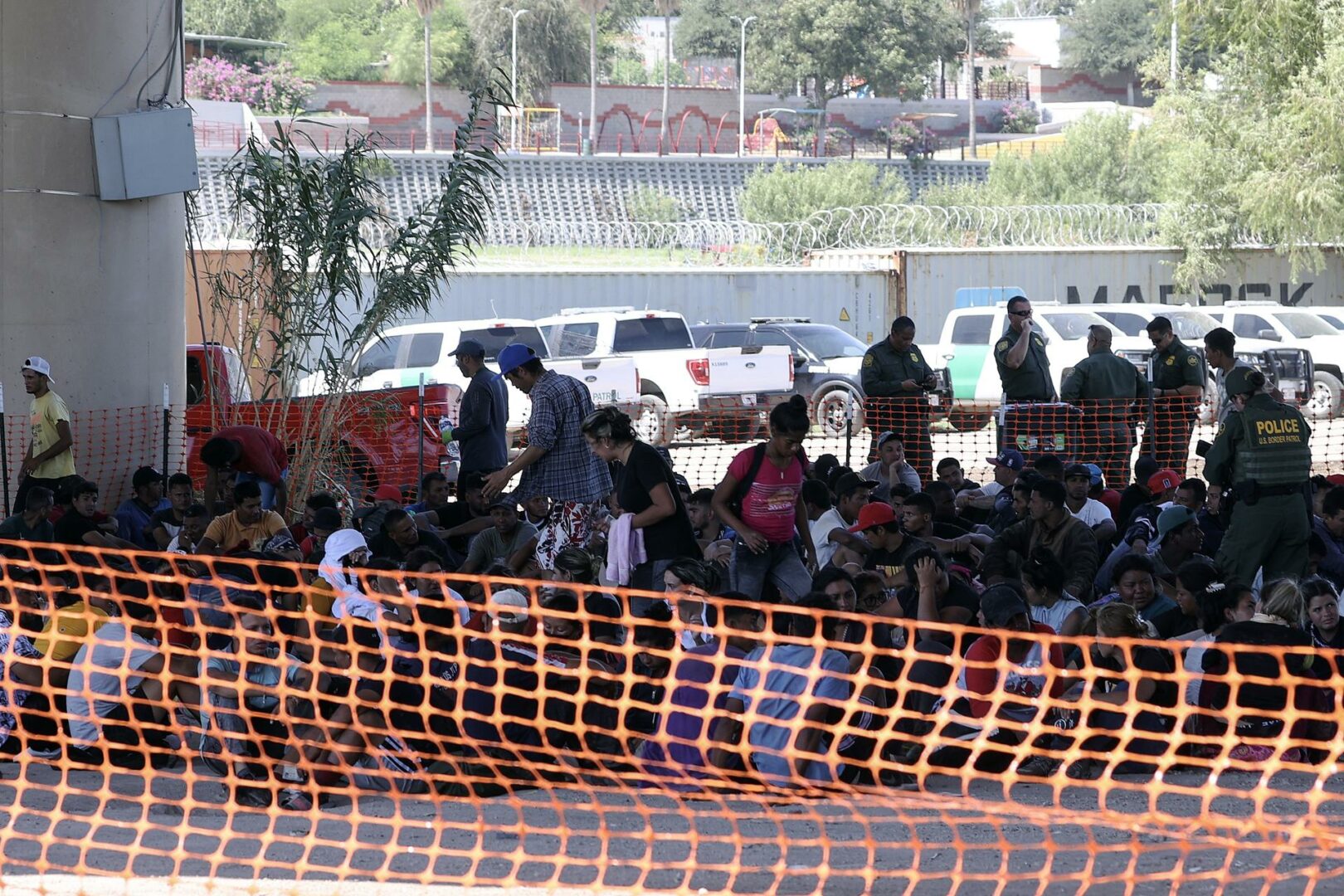 Frontera de Texas registra nueva ola masiva de migrantes y muerte de dos, incluido un niño