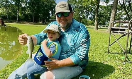 Un niño de 2 años de Alabama gana un concurso de fotografía en su primer viaje de pesca