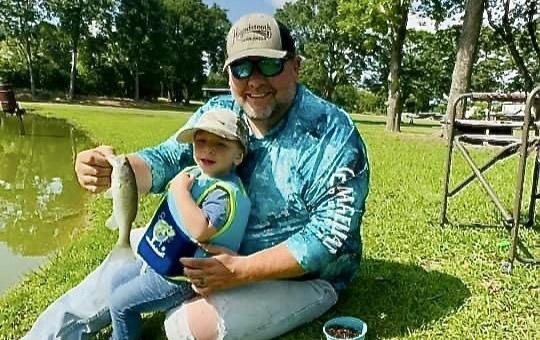 Un niño de 2 años de Alabama gana un concurso de fotografía en su primer viaje de pesca