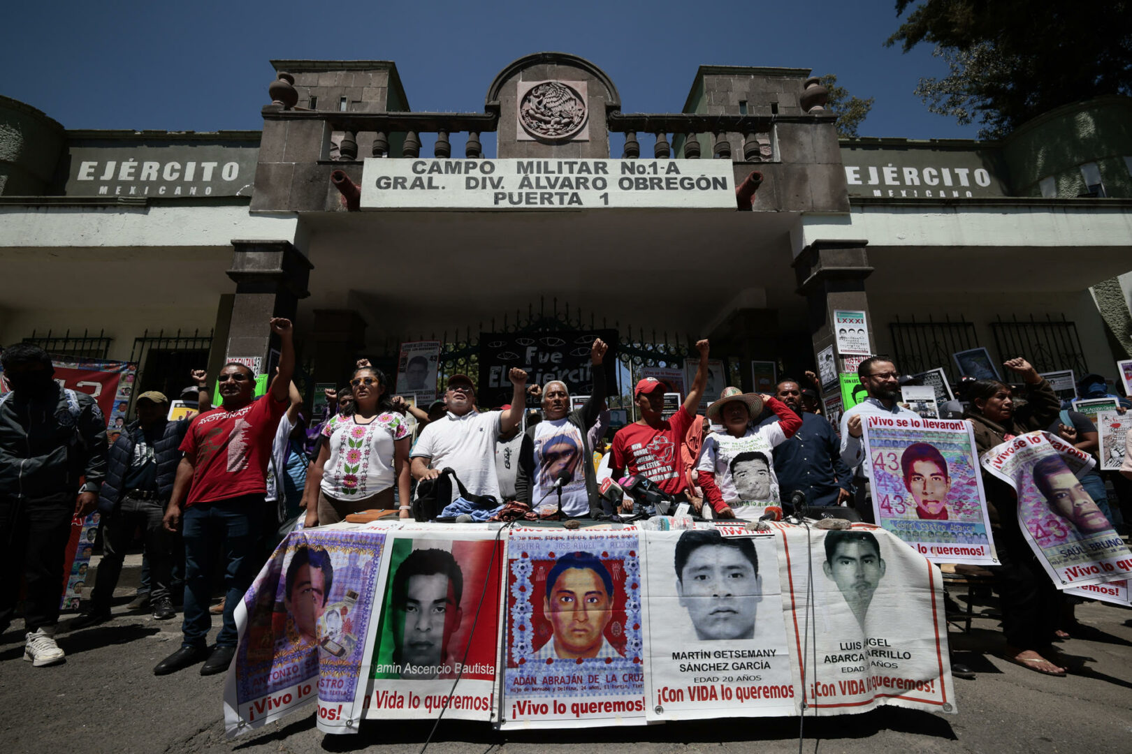 Padres de Ayotzinapa piden investigar penalmente al expresidente mexicano Peña Nieto