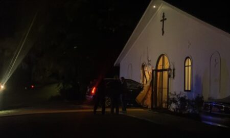 Automóvil se estrello contra una iglesia en Birmingham
