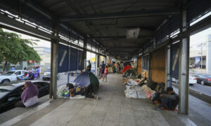 Centenares de migrantes se albergan en estaciones de un transporte público en Honduras