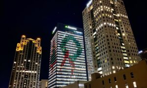 La icónica exhibición navideña en el Regions Center de Birmingham se ilumina el viernes por la noche