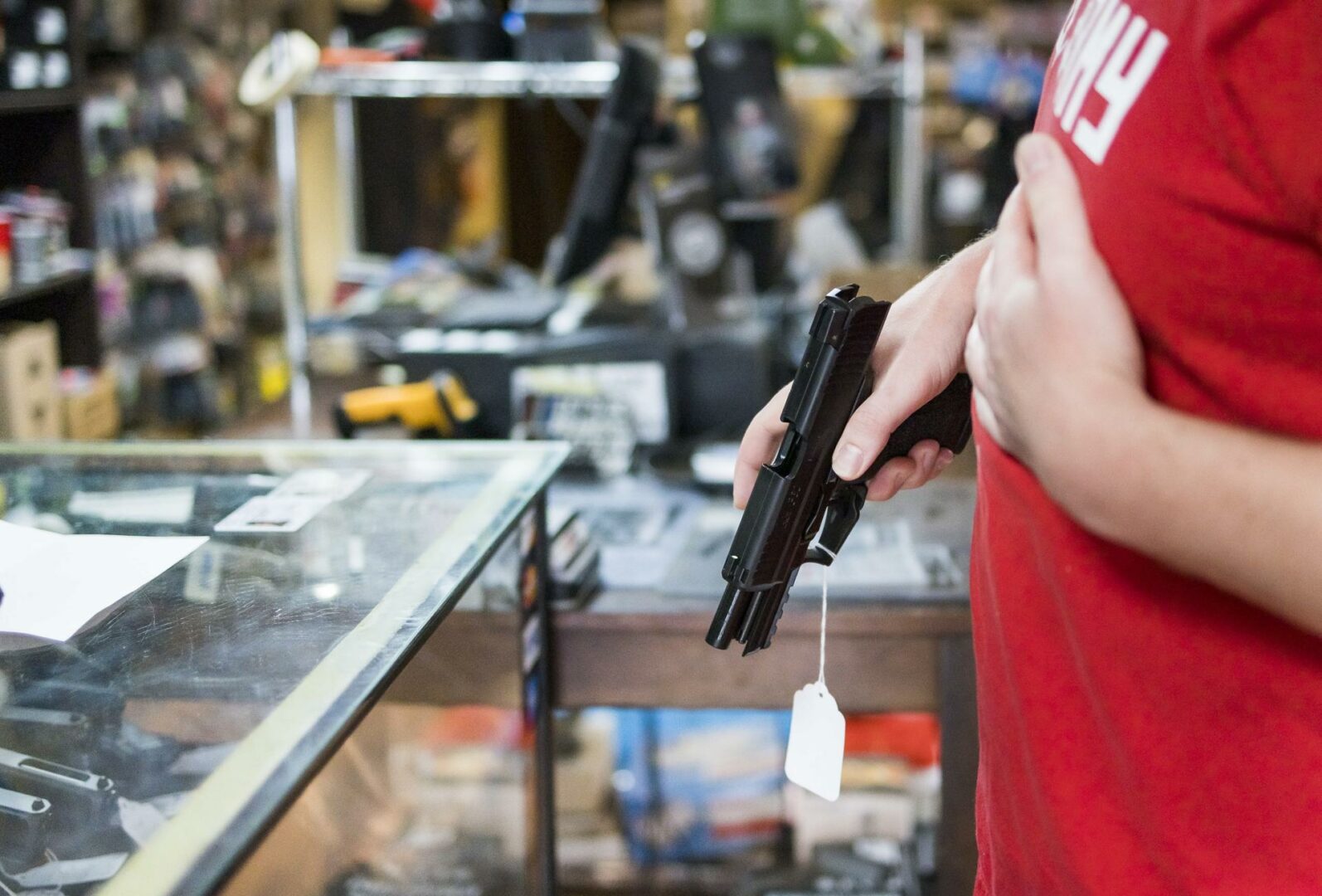 Bodegueros de Nueva York se hacen con armas de fuego para defenderse de una ola criminal