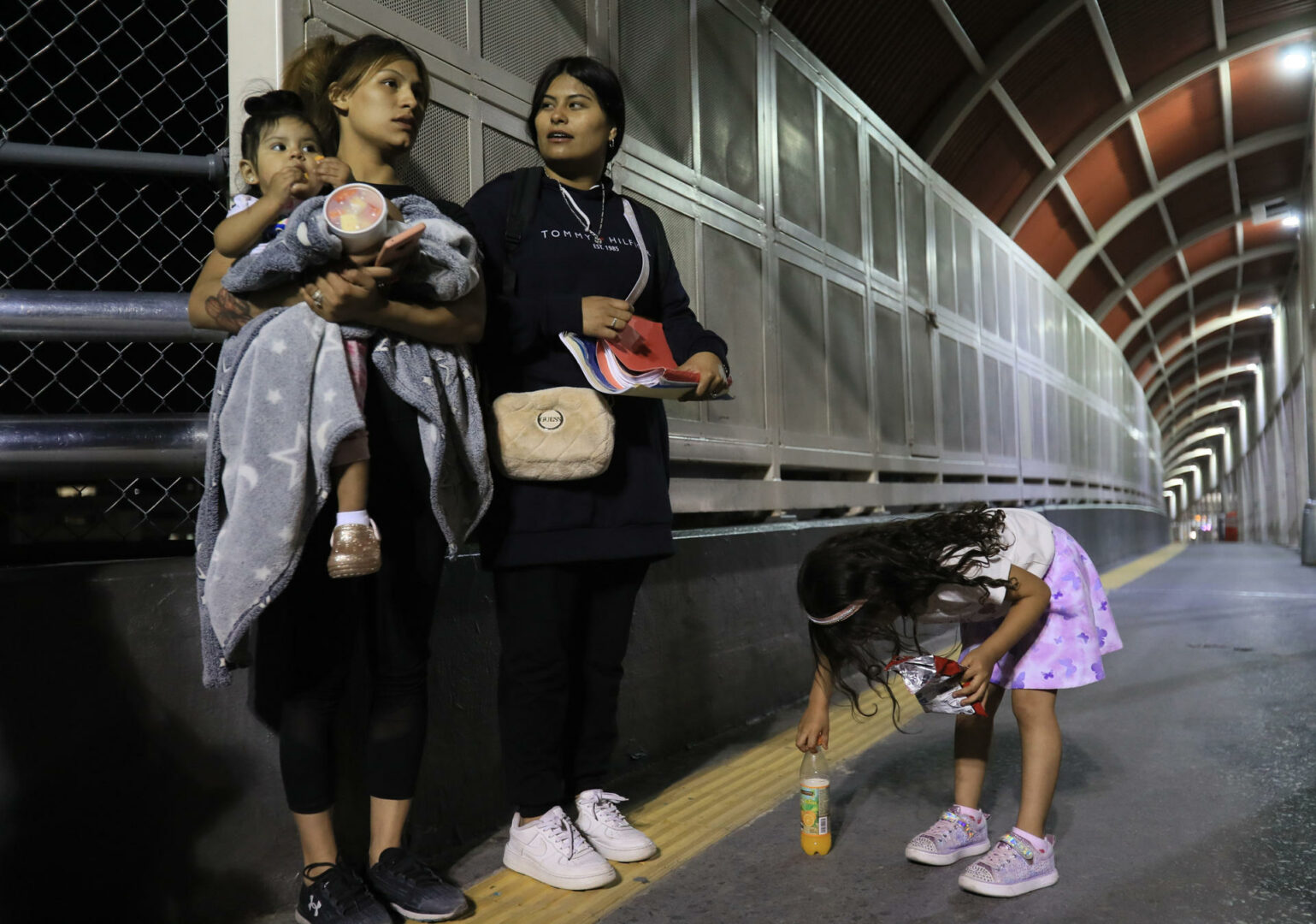 Un juez prohíble la separación de familias migrantes en la frontera sur de EE.UU.