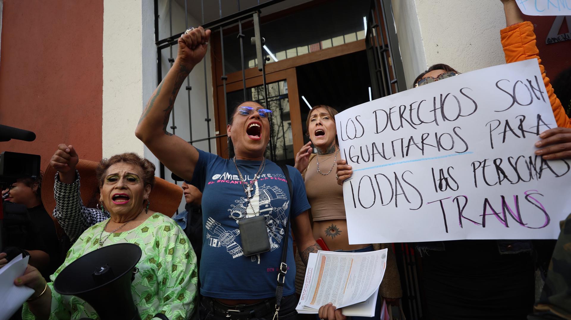 Activistas exigen reparar daño a colega que denunció primer transfeminicidio en México