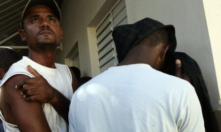 Detienen a 14 migrantes al lograr llegar ilegalmente en una embarcación a Puerto Rico