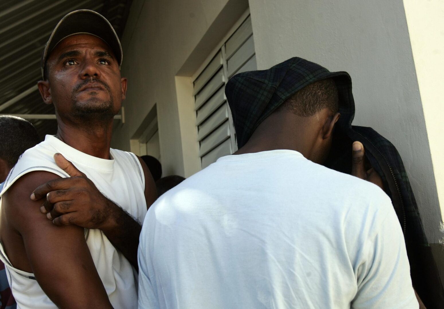 Detienen a 14 migrantes al lograr llegar ilegalmente en una embarcación a Puerto Rico