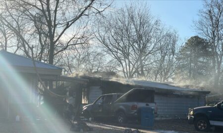 Incendio en Midfield provoca pérdida total de una vivienda y dos vehículos