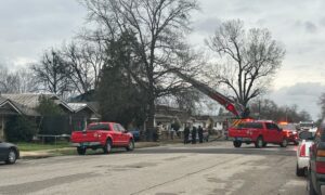 Tres personas rescatadas del techo de una casa en llamas en Bessemer